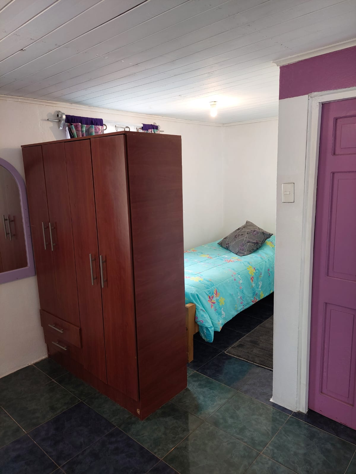Cama simple en el 2do dormitorio principal